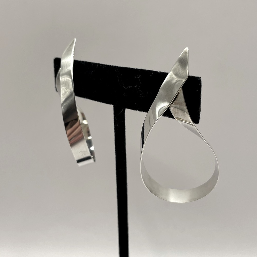 SANDRA BAKER SYB Vintage Sterling Silver Modernist Ribbon Earrings - Picture 3 of 12